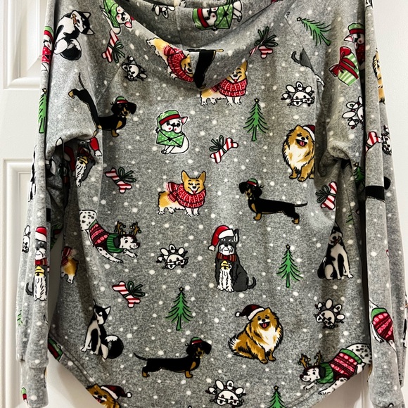 Holiday hooded fleece shirt! Lightweight, very soft and comfortable to wear! - Picture 2 of 5